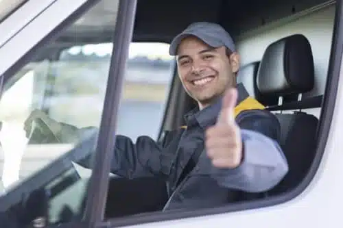 Ritratto di un autista di furgone sorridente, ideale per il tuo trasloco con noleggio furgone con autista