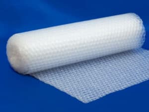 rotolo di pluriball con sfondo blu