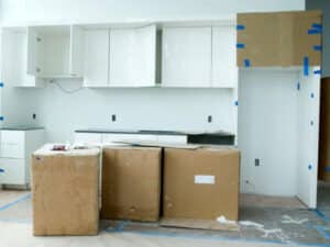 Scatoloni per il trasloco all'interno di una cucina vuota per smontaggio e trasporto