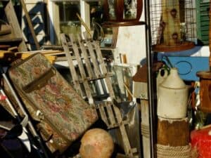 Oggetti rotti e mobili vecchi in un garage da sgomberare