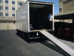 Camion per il ritiro degli oggetti e mobili dopo lo sgombero magazzino