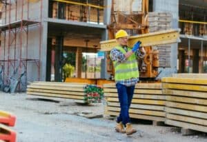 operatore durante il trasporto di una trave in metallo in un cantiere