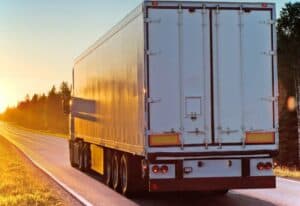 camion su strada per il trasporto della merce