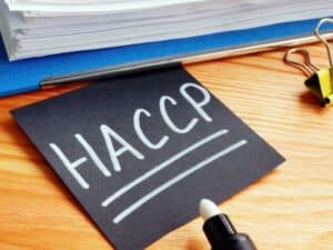 foglio nero con scritta haccp su una scrivania