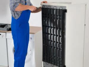 traslocatore durante lo smontaggio del frigo per il trasporto