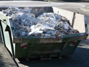 Cassone con rifiuti edili per il ritiro di calcinacci e rifiuti inerti