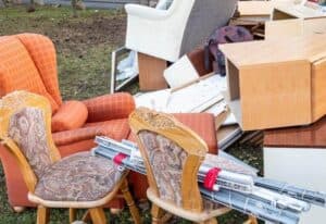 una poltrona, delle sedie e altri mobili da ritirare e smaltire