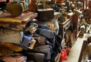 Cantina con vecchi oggetti accumulati da sgomberare