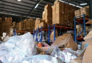 Magazzino con scatoloni e materiale da sgomberare