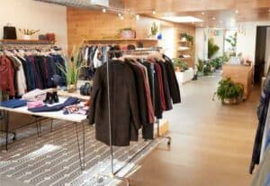 negozio di abbigliamento con stand di vestiti e oggettistica