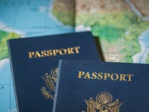 due passaporti appoggiati su una mappa