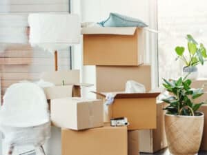 Diversi scatoloni e oggetti pronti per il trasloco in un appartamento