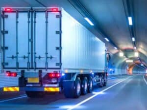 camion durante il trasporto in una galleria