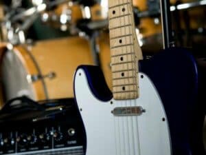 chitarra elettrica e altri strumenti musicali sullo sfondo