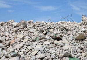 mucchio di calcinacci da smaltire