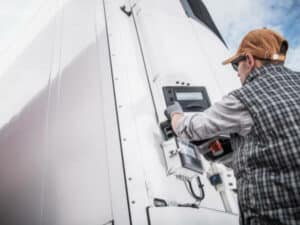operatore durante l'apertura del mezzo di trasporto per merci deperibili