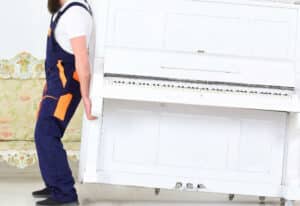 operaio trasporta pianoforte