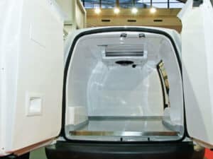 interno di un furgone per il trasporto di merci deperibili