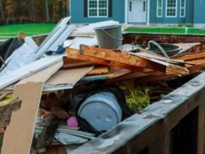 cassone con diversi rifiuti all'interno
