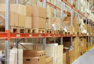 magazzino per il deposito della merce con diversi scatoloni