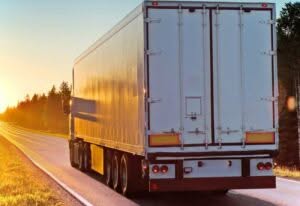 camion su strada per il trasporto della merce