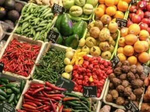 banco con frutta e verdura