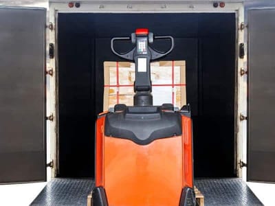 Carico della merce su pallet in un camion per il trasporto