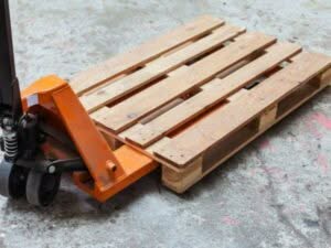 Pallet sollevato da un transpallet