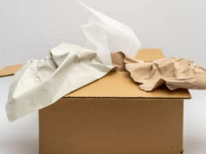 scatolone aperto con carta di imballaggio all'interno