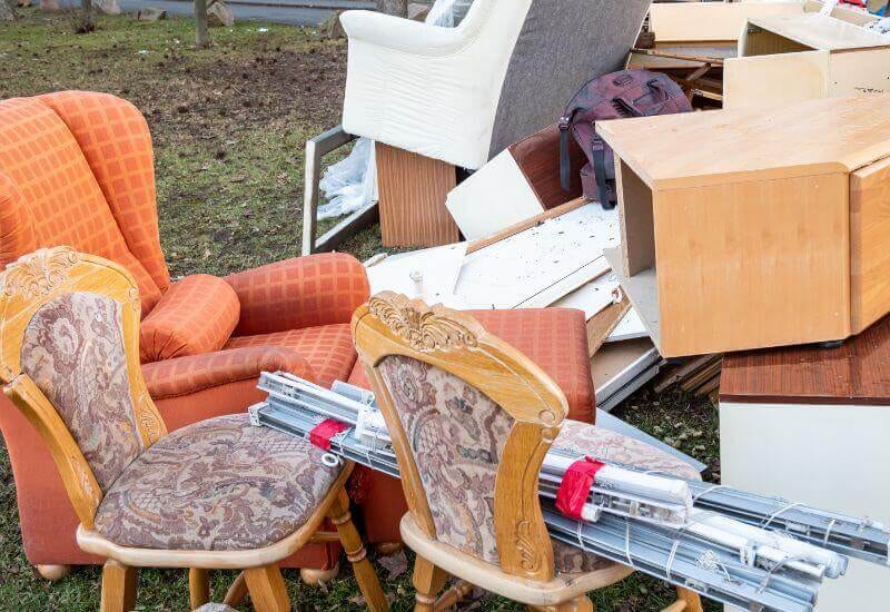 una poltrona, delle sedie e altri mobili da ritirare e smaltire