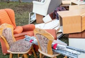 una poltrona, delle sedie e altri mobili da ritirare e smaltire