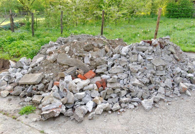 macerie edili dovuti a lavori di ristrutturazione in un giardino di un'abitazione privata