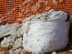 sacco pieno di calcinacci e rifiuti edili