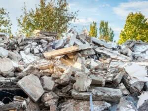 mucchio di calcinacci dovuti a lavori di costruzione o demolizione mucchio di calcinacci dovuti a lavori di costruzione o demolizione
