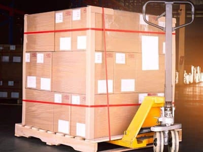 Trasporto di un grande carico di scatoloni su bancale