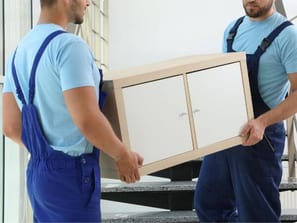traslocatori trasportano un pensile della cucina per il trasloco
